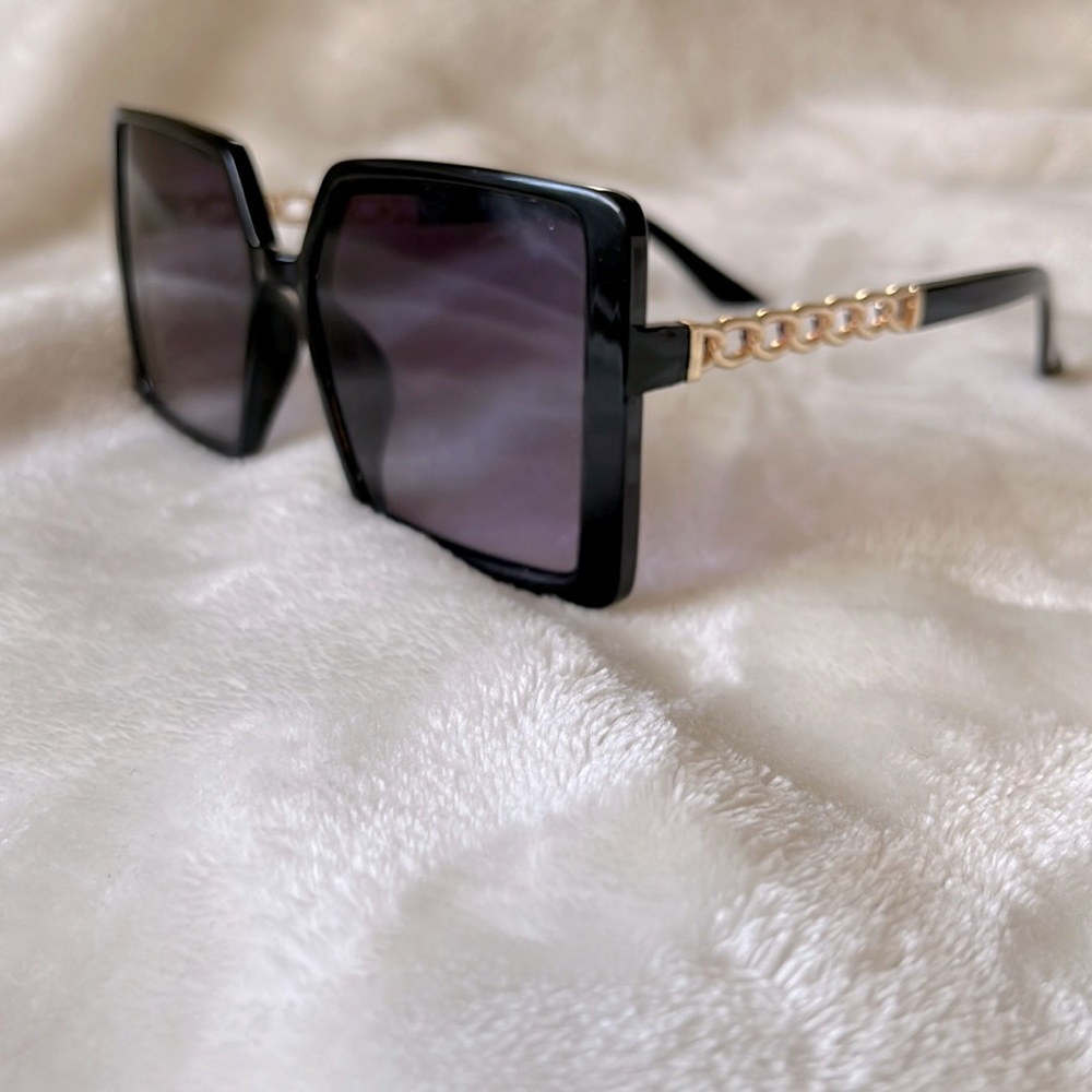 🔴 Black and Gold Chain Oversized Sunglasses
